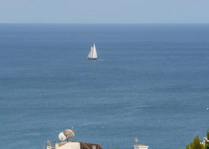 Ocean Glimpse Apartment