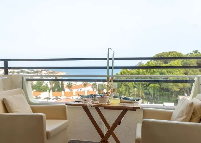 Ocean Glimpse Apartment